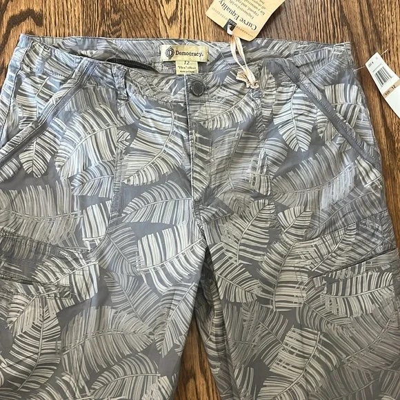 Democracy Gray Leaf Pattern Convertible Utility Pant NEW - Picture 3 of 6